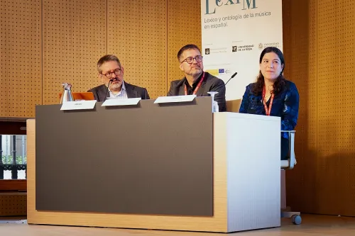 La Dra. Eugenia Gallego en su intervención en el coloquio celebrado Congreso Internacional de Salamanca sobre léxico musicalen el