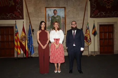 Esther Mínguez Pérez y Roberto Alonso Herraiz dos de los alumnis de VIU galardonados en los Premios Capitanía General de Valencia, junto a la rectora de VIU durante la ceremonia de entrega de los premios