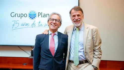 El embajador de Colombia, Eduardo Ávila, y el presidente del Grupo Planeta, José Creuheras, tras la firma que renueva el acuerdo