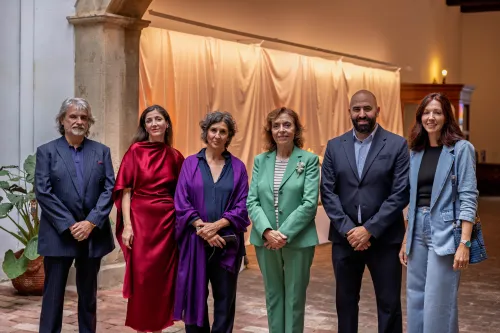 Elvira Mínguez junto a representantes de VIU y Planeta Grupo Editorial