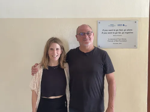 La codirectora con el Presidente de Fundación NED y fundador de la cátedra VIUNED , en la puerta de la sala de trabajo del Instituto NED.