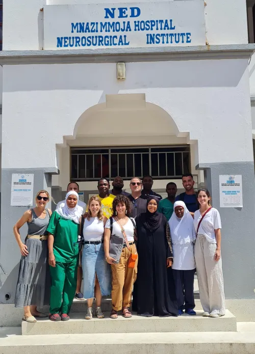 La codirectora María José García Rubio junto al equipo (local e internacional) de neurocirugía del NED Institute y otros voluntarios que asistieron en esta misión