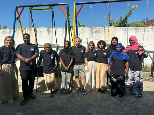 . El equipo de trabajo de la House of Hope de Zanzíbar junto a los responsables de dirección de la Fundación NED y el proyecto PsicoNED
