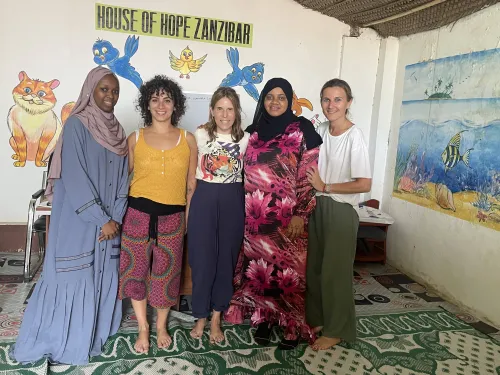 . Equipo de trabajo de PsicoNED en la House of Hope de Zanzíbar durante esta misión (Mar Piquer, Ruwayda, Hamissa y María José García, codirectora de la cátedra).