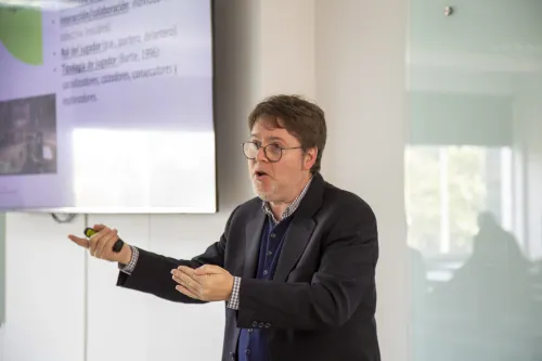 Dr. José Martí, vicerrector de Investigación, Transferencia e Internacionalización de VIU, impartiendo una Masterclass