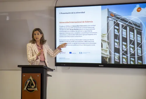 La Dra. Eva María Giner, rectora de VIU, durante su intervención en la FU N Corpas