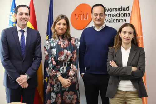 El presidente de AVIA, Francisco Segura; la rectora de VIU, Dra. Eva María Giner; el Vicerrector de Tecnología y Transformación Digital de VIU, Dr. José Ramón Sepúlveda; y la directora de AVIA, Jackie Sánchez-Molero