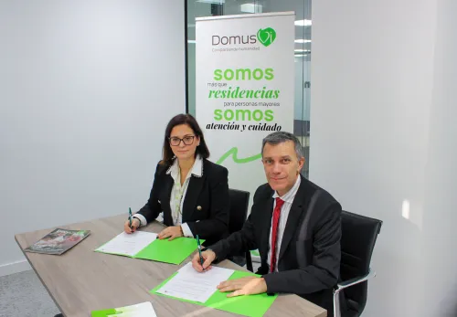 María Taboada, directora corporativa de Excelencia, y Dr. Vicente Gea Caballero, decano de la Facultad de Ciencias de la Salud de VIU. Firma de convenio entre ambas instituciones