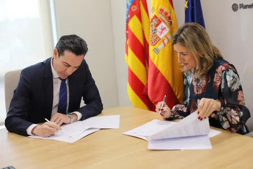 Francisco Segura, presidente de AVIA y la Dra. Eva María Giner, rectora de VIU, firmando el convenio