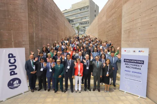 Foto grupal de los rectores asistentes al Encuentro de Rectores y Rectoras Perú-España