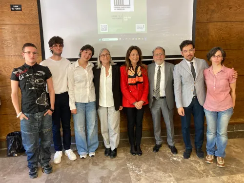 Jesús González Yumar, alumni de VIU con los otros ganadores y autoridades universitarias