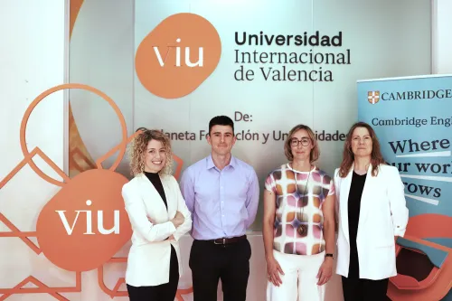 De izq. a der.: Verónica Alarcón-García, Coordinadora del Grado en Traducción e Interpretación; Daniel Cubero Mimbiela, Project Manager - Vicerrectorado de Tecnología y Transformación Digital; Ana Goyanes, Area Manager Cambridge University Press & Assessment y Gloria Jiménez, Directora de Relaciones Institucionales Cambridge University Press & Assessment