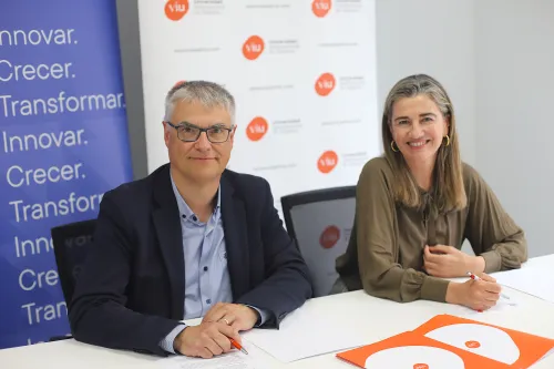 El CEO de CEEI Valencia, Ramón Ferrandis, y la decana de la Facultad de Ciencias Sociales y Jurídicas de VIU, Dra. Julia Martínez Candado, durante la firma del convenio