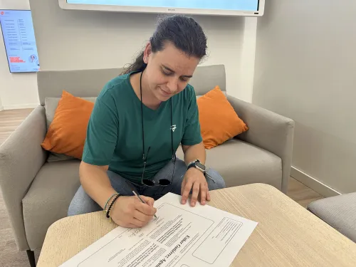 Esther Gutiérrez, alumni VIU, firmando su diploma en la sede de VIU