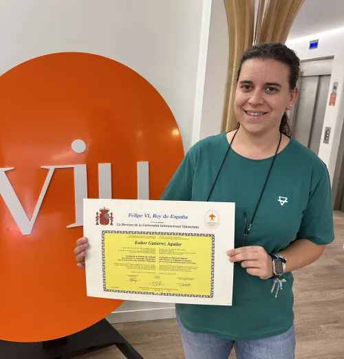 Esther Gutiérrez, alumni VIU, posando con su diploma en la sede de VIU