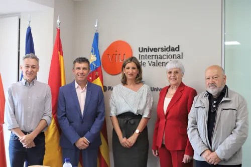 Foto firma de acuerdo VIU- AECV de pie