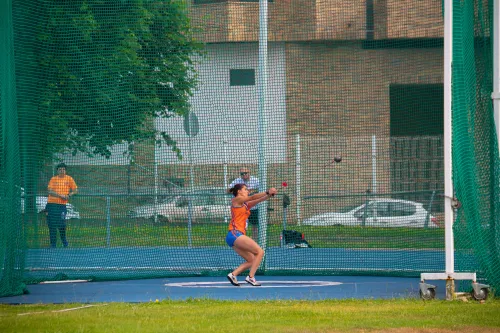 Lydia Cuesta estudiante VIU durante un lanzamiento en el Campeonato de España Universitario de Atletismo al Aire Libre 2025