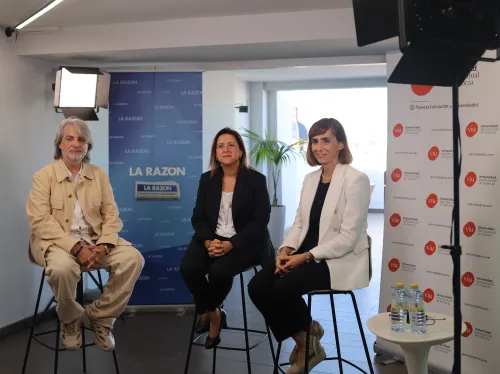 Los ponentes del evento '25 años de la edición de la Comunitat Valenciana de La Razón' en el plató. En la foto: Joan Oleaque, Xaro Escrig y Alicia Martí