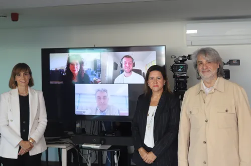 Retrato de los 6 participantes del evento de celebración de los 25 años de la edición de la Comunitat Valenciana de La Razón, celebrada en la sede central de VIU. En la imagen: Sergio Alonso, director adjunto de LA RAZÓN; Xaro Escrig, directora general de Innovación e Inclusión Educativa de la Generalitat Valenciana; Joan M. Oleaque, decano de la Facultad de Artes, Humanidades y Comunicación; Ana Merino, directora de la Cátedra Planeta de Literatura y Sociedad; y Arnau Vilaró, director de HUMA