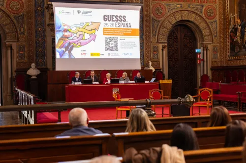 Imagen general del escenario durante la presentación del informe GUESSS 2026 en el Paraninfo de la Universidad de Barcelona 