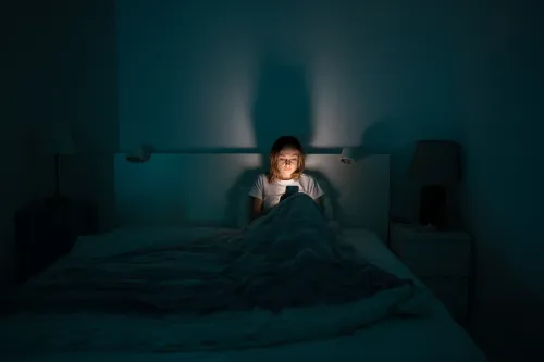 La luz azul de las pantallas disrumpe el ciclo circadiano, provocando dificultades del sueño