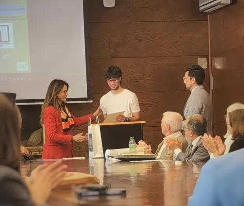 Jesús González Yumar, alumni VIU, recibiendo su premio