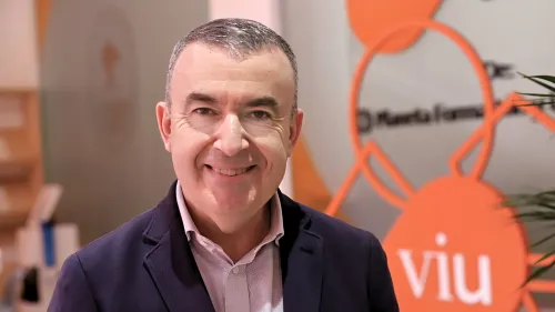 El escritor Lorenzo Silva durante una visita a la sede central de VIU