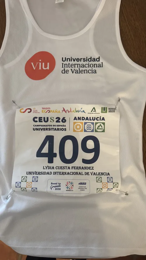 La camiseta blanca con el logo naranja de VIU de Lydia Cuesta