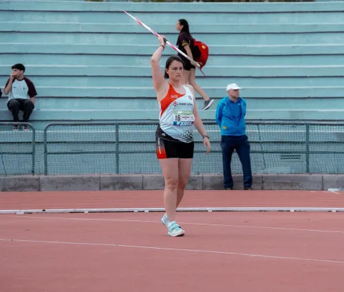 Marta Mancebo durante una competición de lanzamiento de jabalina, sobre la pista de atletismo y con la jabalina en la mano, preparando el lanzamiento