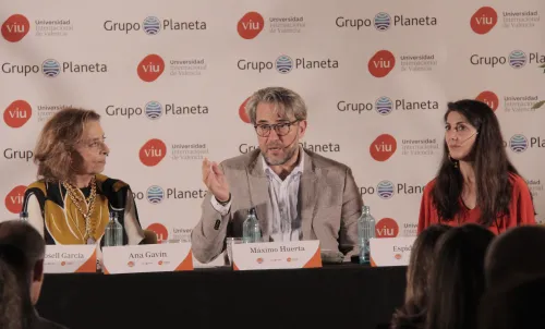 Máximo Huerto, padrino de la Velada literaria, junto a Ana Gavín y Espido Freire