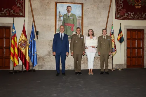 La Dra. Julia Martínez Candado, decana de la Facultad de Ciencias Sociales y Jurídicas de VIU, recoge el premio Capitanía General de Valencia, en nombre de la tercera estudiante de VIU, Cristina Pérez
