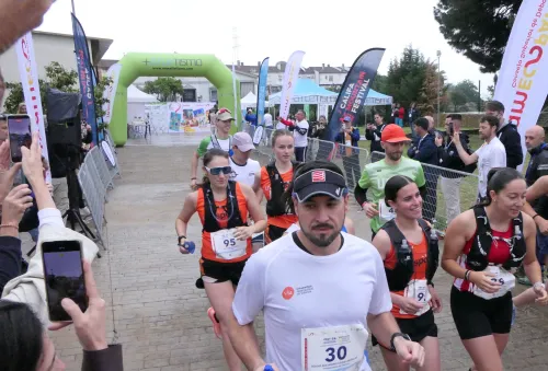 Sergio López estudiante de VIU, salida de meta en su participación en los CEU de Carreras de Montaña 2026