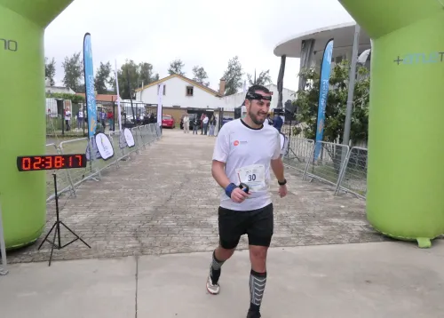 Sergio López estudiante de VIU, llegada a meta en su participación en los CEU de Carreras de Montaña 2026
