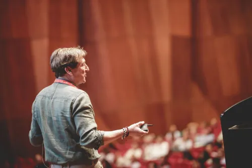 Toni García, docente de VIU, durante su ponencia en el CIE 26 en Lima, Perú