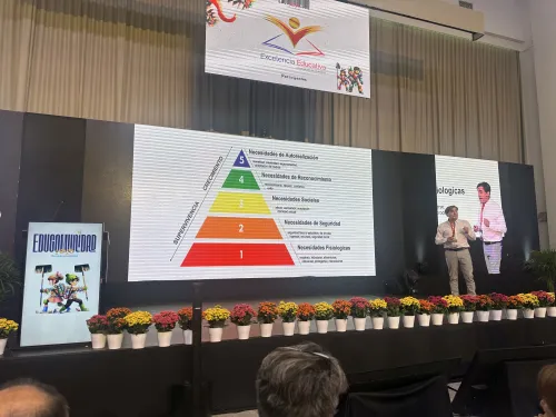 Toni García docente de VIU, durante su ponencia en la feria EduComunidad 2025, celebrada en Ecuadorr