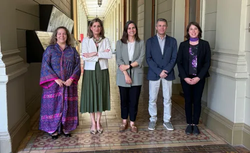 Rectora de VIU, Decano de la Facultad de Ciencias de la Salud de VIU y autoridades de la Pontificia Universidad Católica de Chile