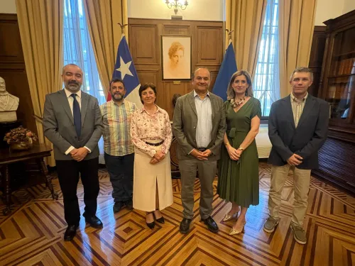 Rectora de VIU, Decano de la Facultad de Ciencias de la Salud de VIU y autoridades de la Universidad de Chile