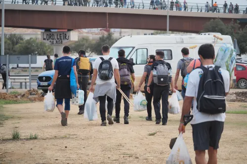Voluntarios, con alimentos y productos de primera necesidad, y herramientas de limpieza de camino a las zonas afectadas por la DANA en Valencia