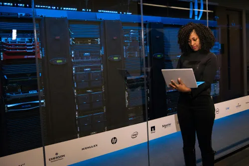 centros-de-datos mujer-ingeniera-revisando-servidores-en-un-centro-de-datos