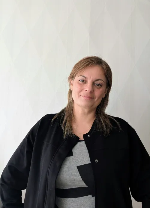 Retrato de medio cuerpo de Miriam Díaz, estudiante de VIU. Miriam viste chaqueta negra sobre un jersey gris y se encuentra posando delante de un fondo claro.